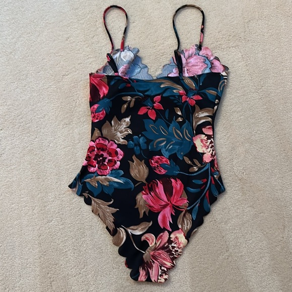 Gorgeous floral printed body suit - Picture 3 of 8